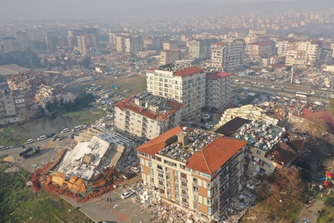土耳其地震後空拍圖，倒塌的建築不計其數。(圖/路透)