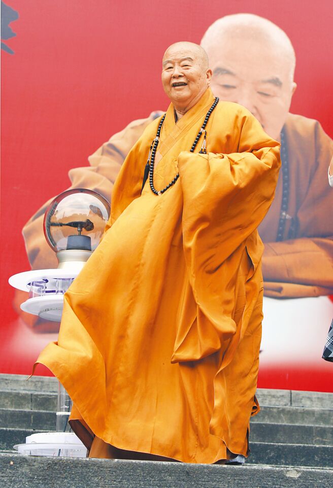 图为2010年5月8日，星云法师在国父纪念馆展出一笔字书法，虽双眼视力模糊，双手也颤抖，说话时仍充满智慧与喜悦。（本报资料照片）