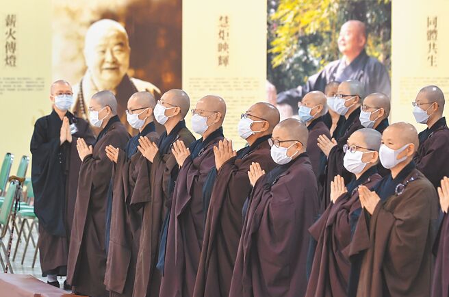 星云法师5日圆寂，佛光山6日上午就有来自各界人士及信眾上山吊唁，感怀大师贡献。（中新社）