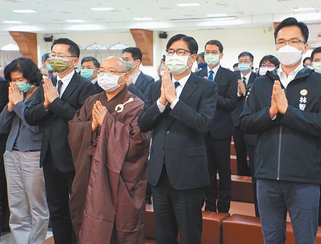 星云法师辞世，高雄市长陈其迈（右二）6日赴佛光山吊唁，双手合十缅怀追思。（中央社）