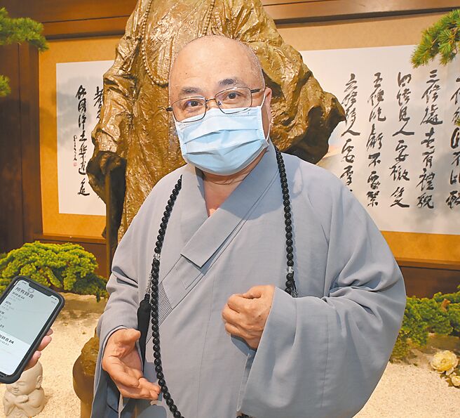 法鼓山果东法师6日南下佛光山悼念星云大师。（林瑞益摄）