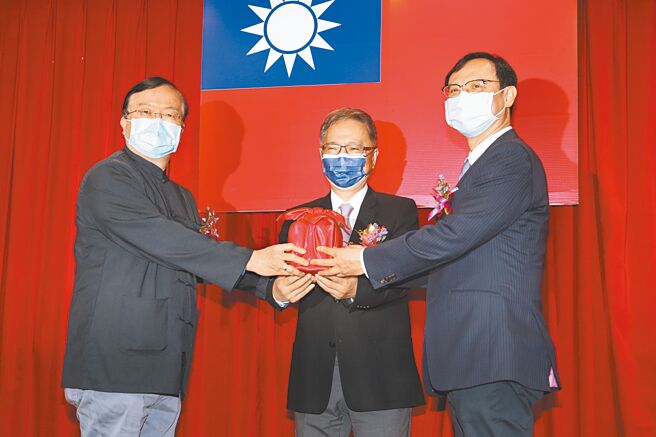 健保署长石崇良（右）6日走马上任，在卫福部长薛瑞元（中）的监交下，从代理署长李丞华（左）手中接下印信。（黄世麒摄）