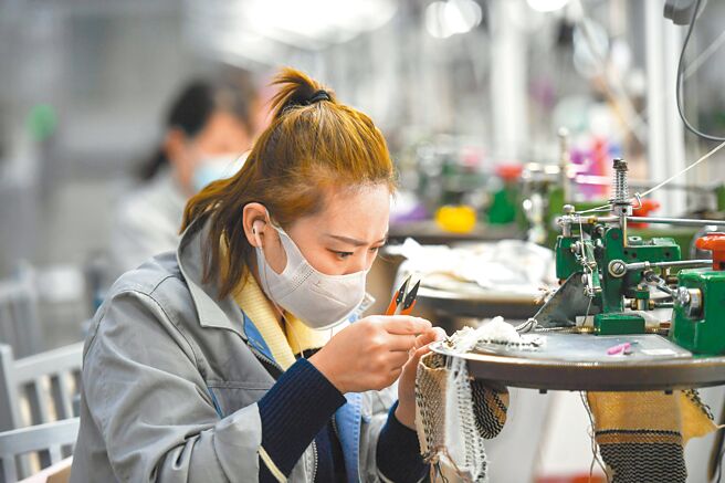 所謂大口徑宏觀稅負，是指一國在一段時期內，政府收入占經濟總量的比重。圖為內蒙古赤峰市的一家羊絨製品企業春節後復工。（新華社）