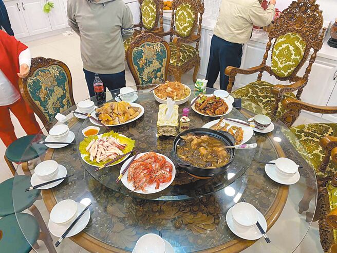 白冰冰新竹豪宅的餐厅曝光，座椅等摆设都相当豪华。（摘自脸书）