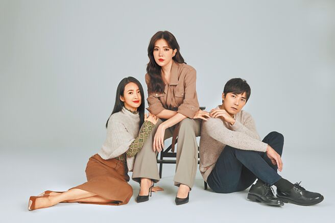 林依晨（左起）与许玮宁、贺军翔将在《不够善良的我们》影集中同台飙戏。（公视提供）