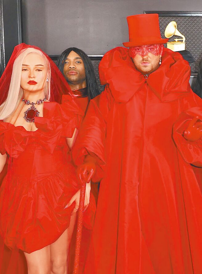 英国歌手山姆史密斯（右）一身抢眼的Valentino红色礼服吸走不少镁光灯，身旁是金佩特拉丝。（路透）