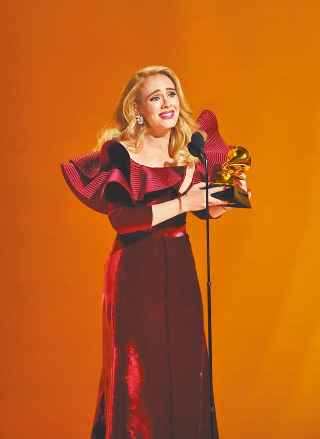 英国歌手爱黛儿戴Tiffany珠宝，以Louis Vuitton礼服登台，并拿下最佳流行歌手奖。（路透）