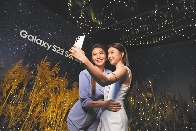 三星全新的Galaxy S23系列主打超规格升级、超明亮夜幕摄影，低光源自拍、人像、录影一机搞定没问题。（三星提供）