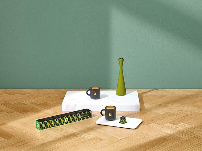 Nespresso不只发扬道地咖啡香，也换穿时尚装，近期携义大利时尚网红企业家CHIARA FERRAGNI打造「义式经典米兰限量款」咖啡胶囊（见图）240元。（Nespresso提供）