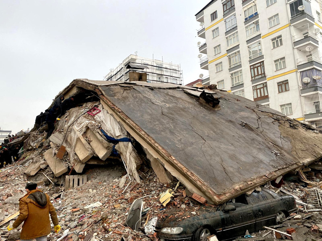 土耳其6日發生7.8強震，超過5600棟房屋應聲而倒，已逾4300人罹難。圖為土耳其東南部最大城市迪亞巴克爾（Diyarbakir）災情。（圖／路透社）
