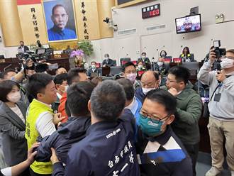 邱莉莉事件鬧大了 台南市議會開議爆推擠衝突