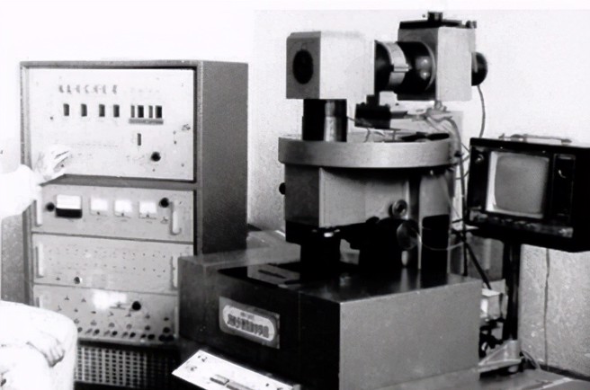 中國1971年製造出的首台光刻機，僅實驗用，從未正式生產。（圖／薩科微半導體）