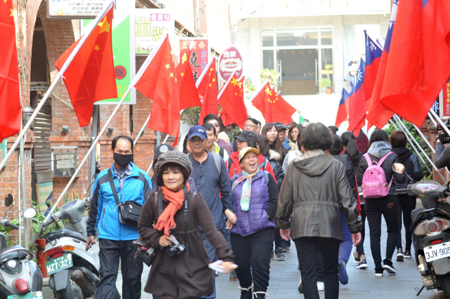 支持金门成为非战的永久和平非军事区。图为金门模范街2018年的景致，两岸「国旗」相互辉映。（资料照／李金生摄）