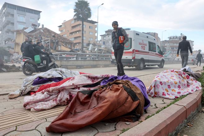2023年2月7日，土耳其哈塔伊省（Hatay Province）發生地震後的不幸罹難者。（路透社）