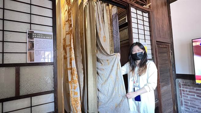 透过不同薄度、质感肌理的布料，以铁锈染的方式，将SMA病友轮椅辅具零件记录下来的作品。（张毓翎摄）