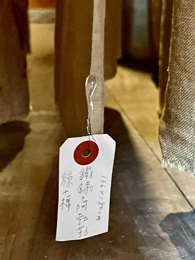 透过不同薄度、质感肌理的布料，以铁锈染的方式，将SMA病友轮椅辅具零件记录下来的作品。（张毓翎摄）