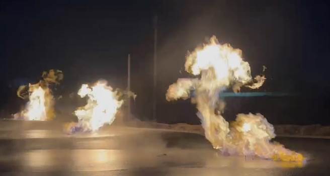 万丹泥火山凌晨喷发，火光直窜天际。(皇源圣殿提供)