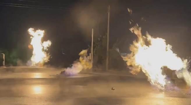 万丹泥火山凌晨喷发，火光直窜天际。(皇源圣殿提供)