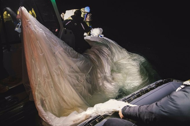美國海軍5日首度公開在南卡羅來納州月桂堤（Myrtle Beach）外海撈起中國高空間諜氣球殘骸的特寫照。（美聯社）