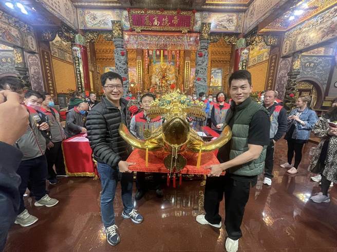 澎湖山水上帝庙价值3000万元的「金钻龟」，得主由高雄市亿大钻石金饰以六相一阴乞得，明年将以425两奉还。（山水上帝庙提供）