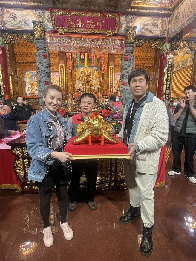 另一只116两金龟由新北市三重泳远开心公司，负责人是知名演员江泳锜以七相一笑乞得，来年将以118两奉还。（山水上帝庙提供）