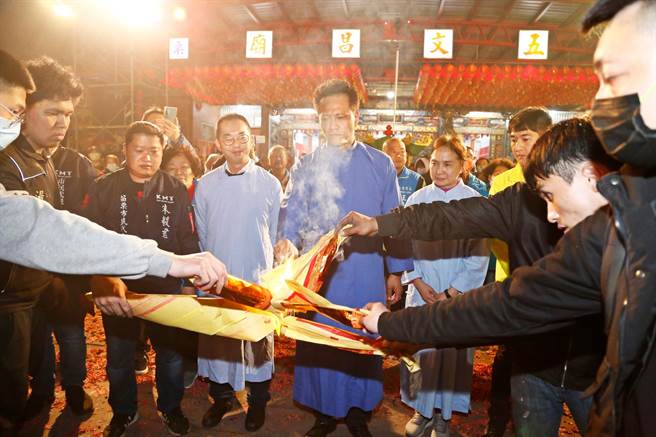 苗栗市长邱镇军（中）依循古礼焚烧疏文表章。（苗栗市公所提供／李京升苗栗传真）