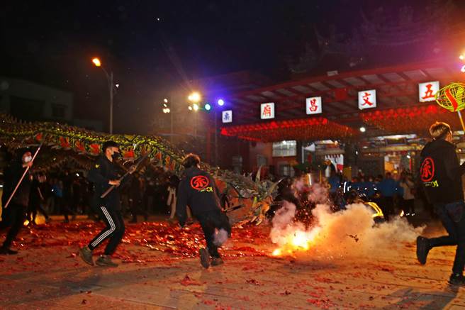 舞龙谢神。（苗栗市公所提供／李京升苗栗传真）