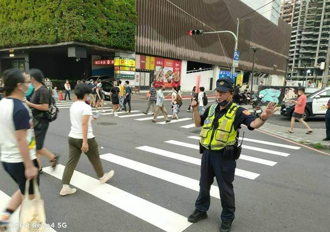 台中市警方除加强宣导驾驶人路口减速「慢看停」，并提醒驾驶人3月底将实施取缔，提升行人通行道路安全。（本报资料照）