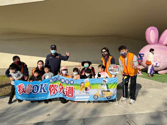 台中市交通警察大队及交安志工中队于中央公园灯会活动期间加强行人路权交通安全宣导。（台中市警察局提供／张妍溱台中传真）