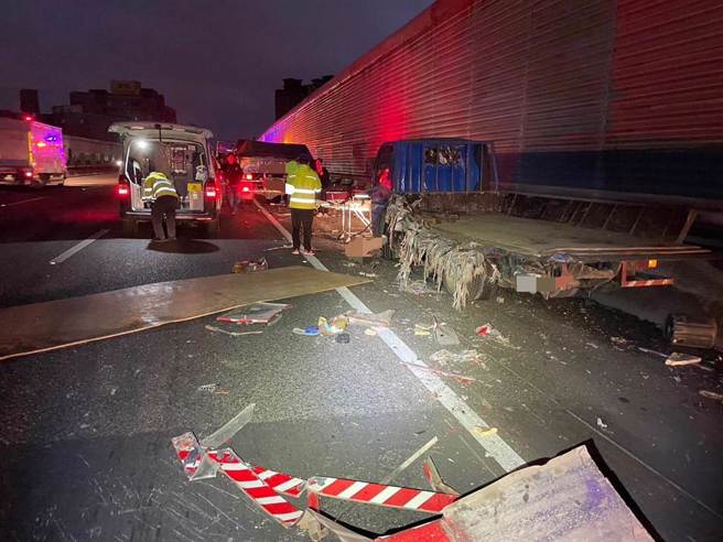 桃园市八德区道2号西向12.5公里处今天凌晨有辆大货车从后方追撞停在路肩的小货车，造成小货车驾驶受困车底，送医急救仍宣告不治。（国道公路警察局第六公路警察大队提供／陈梦茹桃园传真）