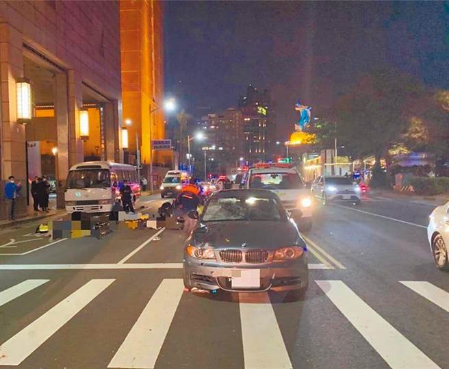 2021年12月26日晚间，林男一家4口跨越爱河旁的路口，黄男酒后驾驶着BMW，以时速93公里撞上林姓一家4口。（本报资料照片）