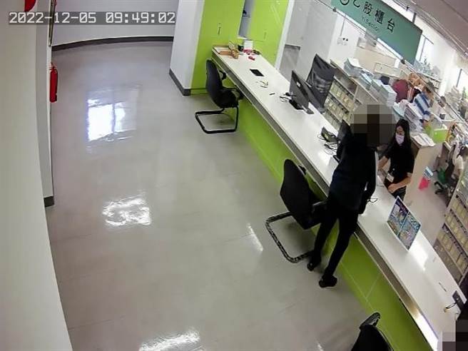 周姓男子至高雄分署缴纳交通违规罚锾。（高雄高分署提供／杨舒婷高雄传真）