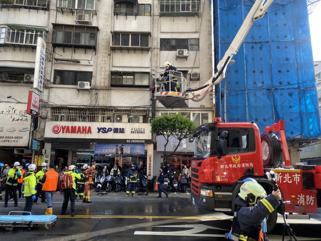 新北永和大楼火警，9楼窜火光浓烟，警消疏散百余民眾。(叶庭欣/翻摄)
