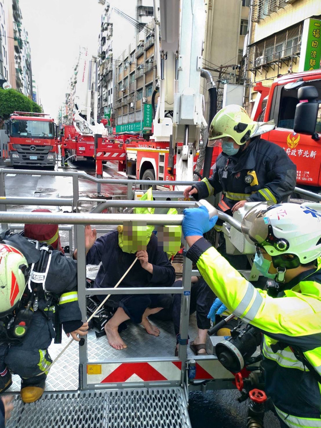 新北永和大楼火警，9楼窜火光浓烟，警消疏散百余民眾。(叶庭欣/翻摄)
