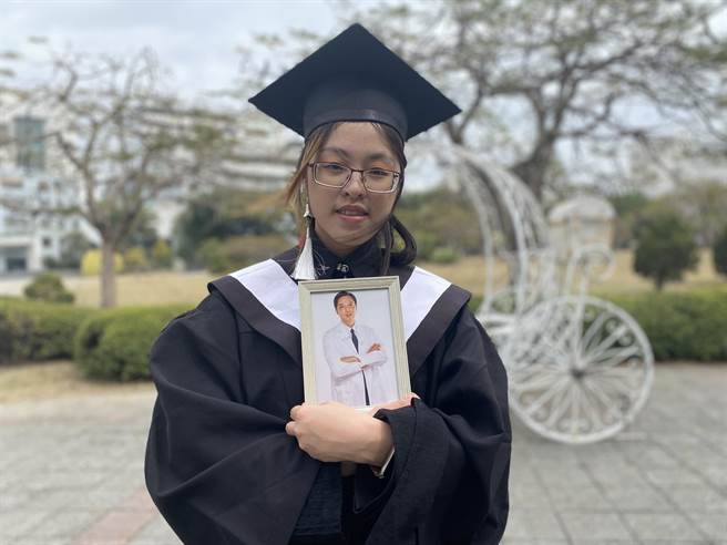 林芃岑以优异成绩从嘉南药理大学资管系提早毕业，带着爸爸照片一起毕业。(曹婷婷摄)