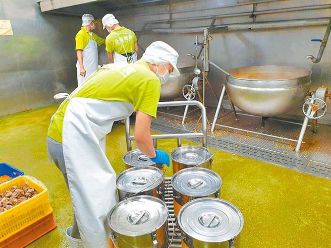 台北市力行国小去年爆出营养午餐业者误让2名孩童喝下过期汤品，北市教育局提出2大改善方案。（示意图／本报资料照）