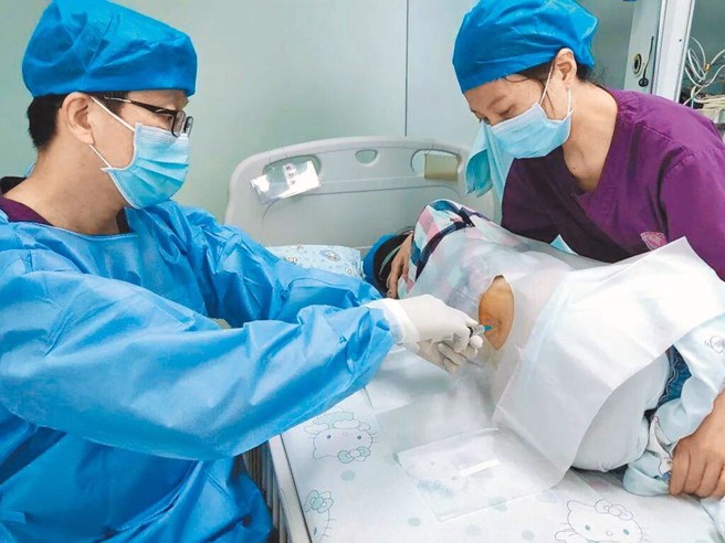 SMA病友因负担不起台湾高昂的治疗费用，前往大陆求药治疗。（翻摄自生命之窗慈善协会理事长李怡洁脸书）