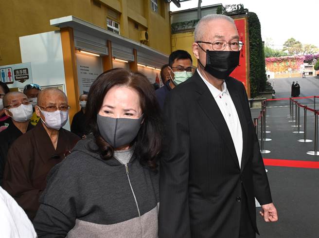前副总统吴敦义（右）8日到佛光山悼念星云大师。（林瑞益摄）