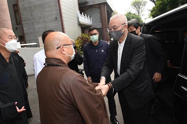 前副总统吴敦义（前右）8日到佛光山悼念星云大师，佛光山住持心保和尚到吴敦义的接驳车下车处迎接。（林瑞益摄）