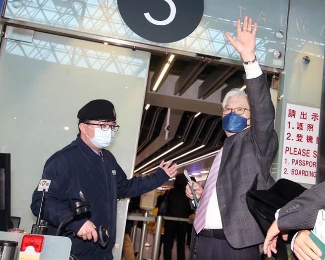國民黨副主席夏立言（右）率團出訪大陸，他出發前向媒體揮手致意，並強調台灣人民關心的議題他都會適時地向對方表達。