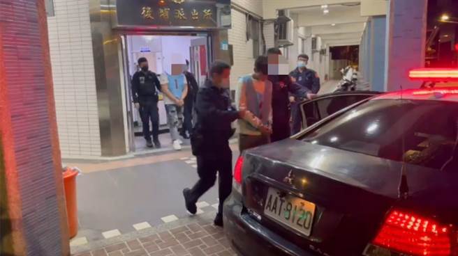 2名持有刀械的男子訊後被警方依法移送。（警方提供）