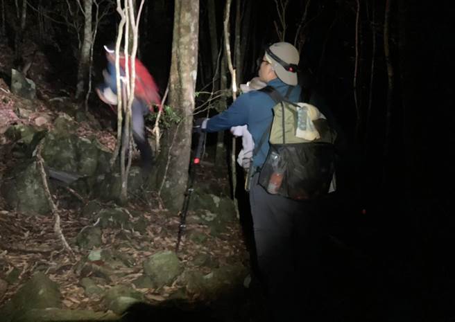搜救人員在晚上6時17分，於屋東縱走路線發現張姓男子，所幸身體狀況良好。(消防局提供)