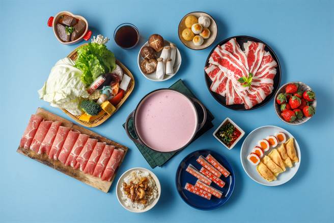 「钱都」首创粉嫩色系的「 红丝绒牛奶锅」，尝鲜价329元。(钱都餐饮集团提供)