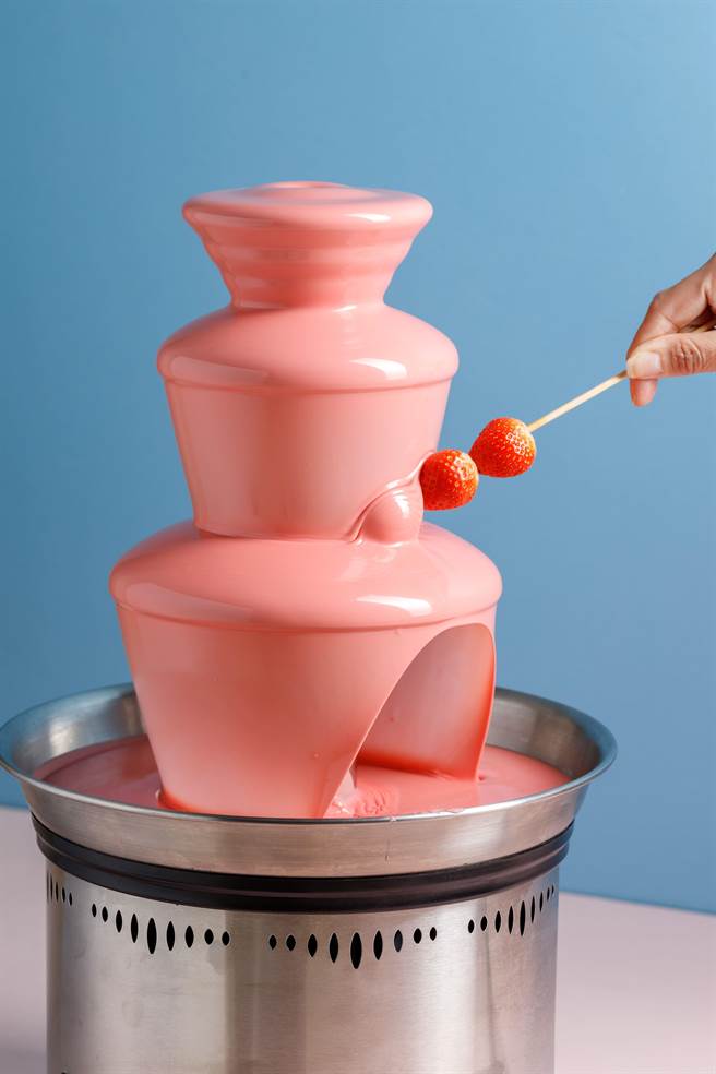 大人小孩都爱的「草莓巧克力喷泉」，在「吉哆草莓季」吃得到。(钱都餐饮集团提供)