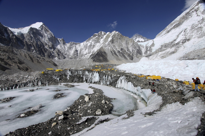在所謂「高山亞洲區」（High Mountain Asia），有超過900萬人生活在冰川湖潰堤時洪水可能經過的路徑上，包括住在印度北部和巴基斯坦的500萬人。(圖/美聯社)
