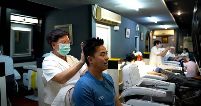 柯有伦在老派理容院接受「七仙女」服务。（三立提供）