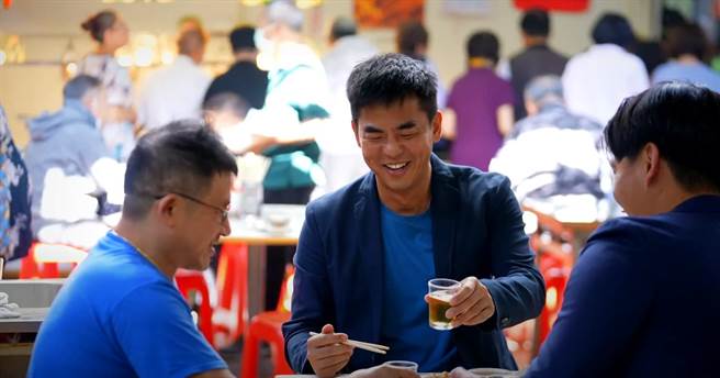 柯有伦品嚐台南道地下午茶。（三立提供）