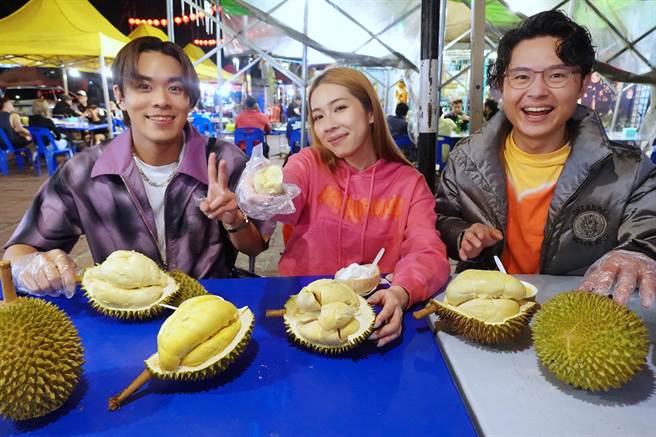 告五人在吉隆坡狂吃榴槤。（相信音樂提供）