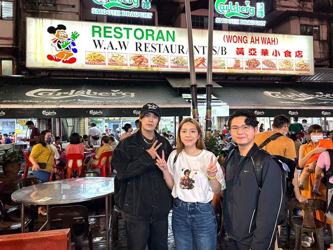告五人趁空體驗吉隆坡亞羅街夜市的美食。（相信音樂提供）
