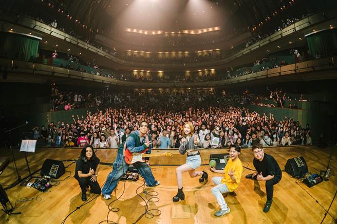 告五人在新加坡開唱。（相信音樂提供）